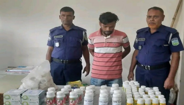 ময়মনসিংহের ফুলবাড়ীয়া থানা পুলিশ বিপুল পরিমান নিষিদ্ধ যৌন উত্তেজক ট্যাবলেটসহ আটক ১