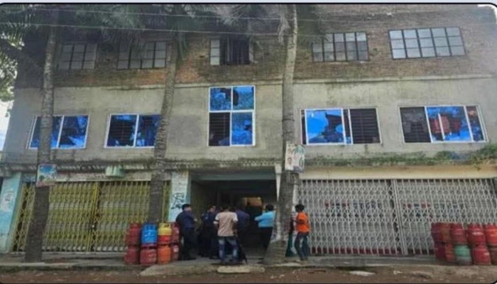 কুমিল্লা মুরাদনগরে একই পরিবারের তিনজনকে পিটিয়ে হত্যার অভিযোগ দুইজনকে গ্রেফতার করেছে পুলিশ।