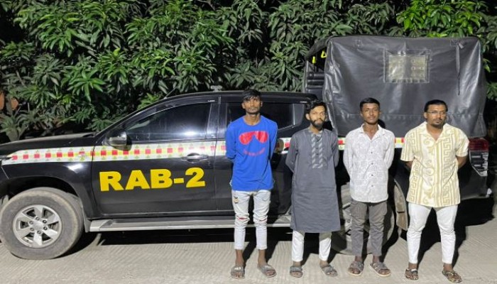 ডাকাতির প্রস্তুতিকালে অস্ত্রসহ ভাইরাল মোশারফ হোসেন ওরফে আলভিসহ ০৪ জনকে গ্রেপ্তার করেছে র‌্যাব।