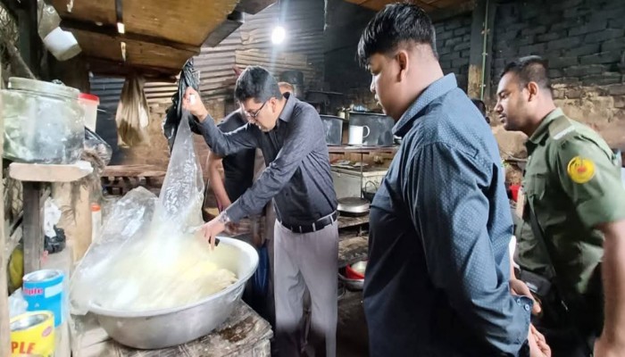 বোয়ালখালীতে অস্বাস্থ্যকর পরিবেশে ৩০ হাজার টাকা জরিমানা