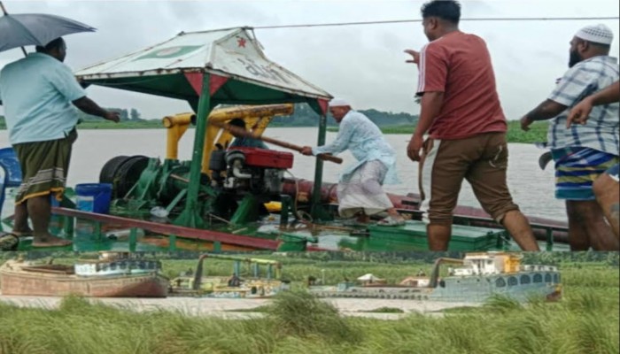 সিরাজদিখান-কেরানীগঞ্জে অবৈধ ড্রেজিংয়ের বিরুদ্ধে গ্রামবাসীর প্রতিরোধ এবং ড্রেজার ভাঙচুর