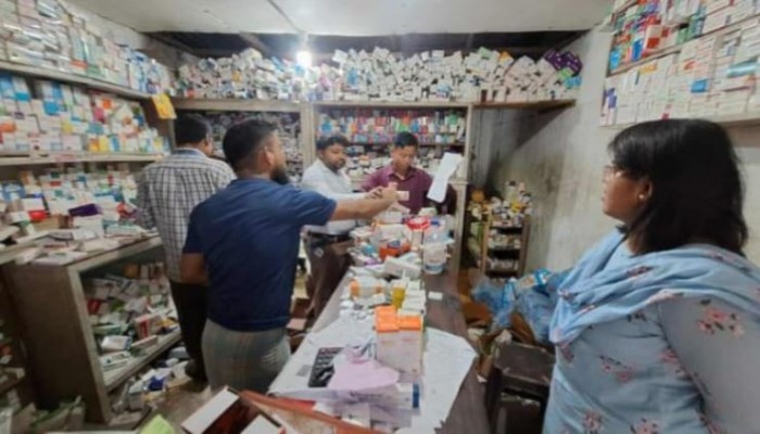 বোয়ালখালীতে ৩ ফার্মেসিকে জরিমানা, ১টি সিলগালা।