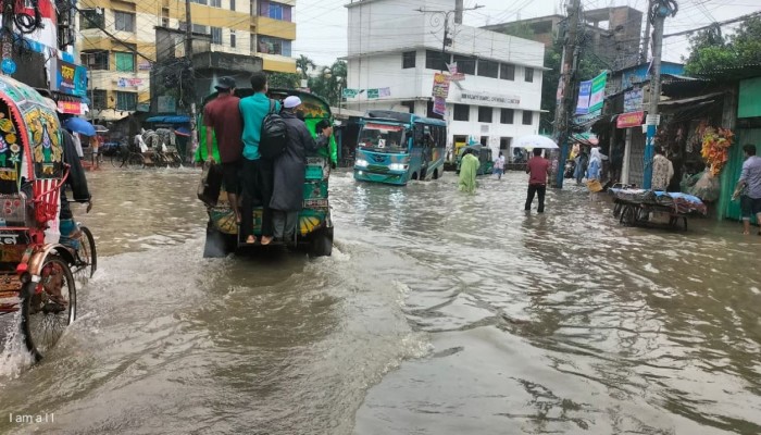 চট্টগ্রামের টানা বৃষ্টিতে জলাবদ্ধতা, পাহাড় ধসের শঙ্কা