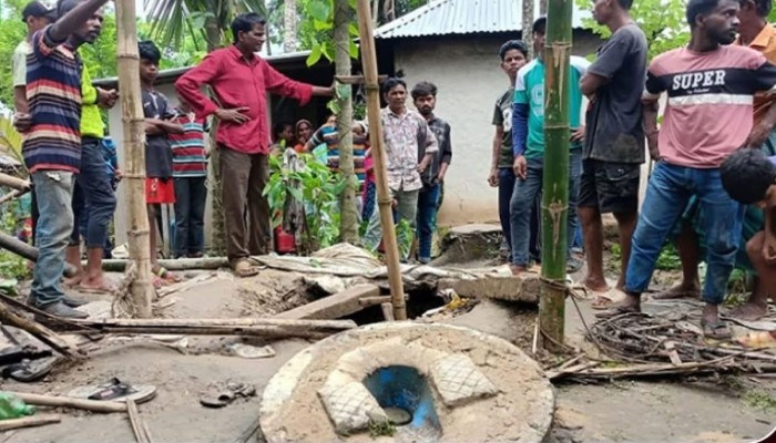 মোবাইল তুলতে গিয়ে সেপটিক ট্যাংকে নেমে চার জনের মৃত্যু হয়।