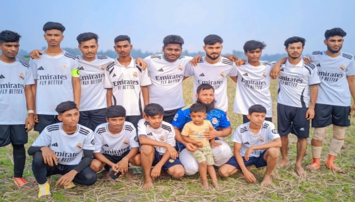 রায়গঞ্জে শেষ মুহূর্তে জমে উঠেছে‌ ধান ক্ষেতে ফুটবল খেলা