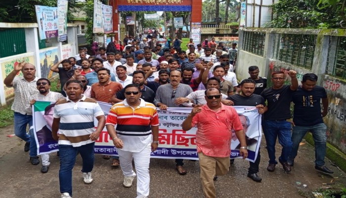 তারেক রহমানকে নিয়ে কুরুচিপূর্ন বক্তব্য ও দেশব্যাপী নৈরাজ্যের প্রতিবাদে মুলাদীতে যুবদলের বিক্ষোভ মিছিল।