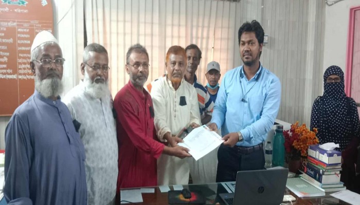 মুলাদীতে উপজেলা নির্বাচন অফিসারের সাথে আম জনগন পার্টির শুভেচ্ছা বিনিময়।
