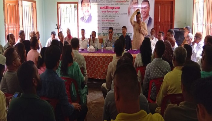 বিমান বিধ্বস্তে নিহত উক্যছাইংয়ের বাড়িতে এডভোকেট দীপেন দেওয়ান।