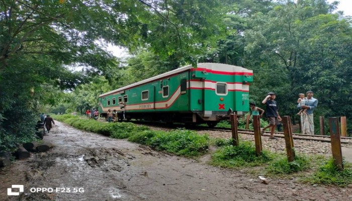 বোয়ালখালীতে বগি রেখে কক্সবাজার এক্সপ্রেস গেল ঢাকায়।