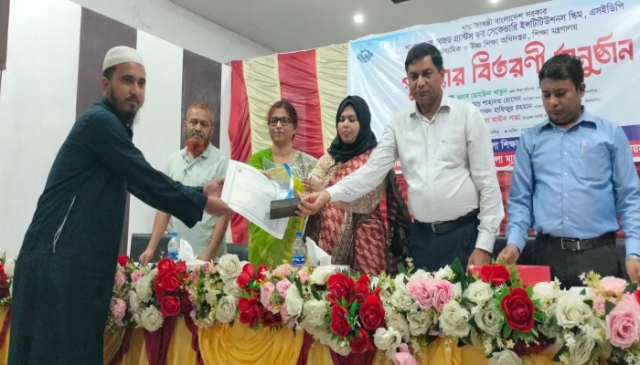 গৌরীপুরে শ্রেষ্ঠ ২০ শিক্ষার্থী পেল পুরস্কার।
