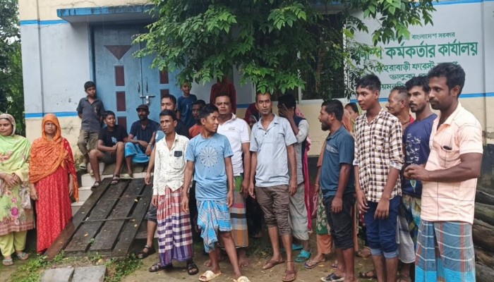 ভালুকায় ফরেষ্ট অফিসারের অত্যাচার থেকে বাচতে ফরেষ্ট অফিস ঘেরাও করে এলাকাবাসীর বিক্ষোভ।