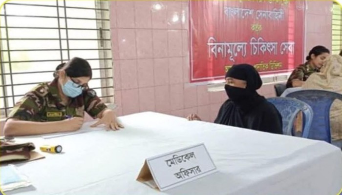 কুমিল্লাতে অসহায় মানুষকে চিকিৎসাসেবা প্রদান করেন সেনাবাহিনী।