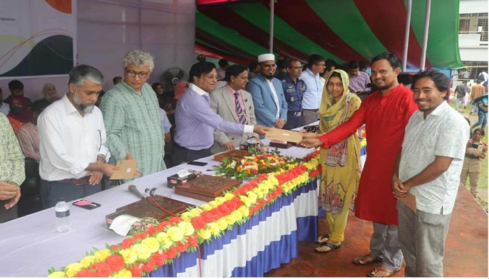 মেধাবী ও অসচ্ছল শিক্ষার্থীদের বৃত্তি দিলো গোবিপ্রবি প্রশাসন।​