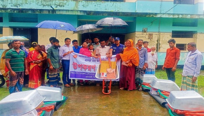 কাউখালীতে প্রাণিসম্পদ দপ্তরের উদ্যোগে উপকরণ সামগ্রী বিতরণ।
