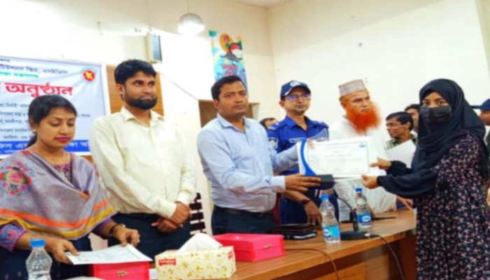 বানারীপাড়ায় মুনিয়া ইসলাম পেলেন শ্রেষ্ঠ শিক্ষার্থীর সম্মাননা পুরস্কার।