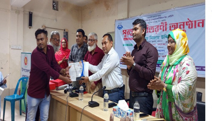 মুলাদীতে কৃতি শিক্ষার্থীদের মাঝে পুরস্কার বিতরণ।​