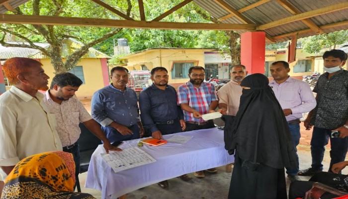 রাণীশংকৈলে ১৮ জন জটিল রোগে আক্রান্ত ব্যাক্তি সরকারি সহায়তায় পেলেন ৯ লাখ টাকার চেক।