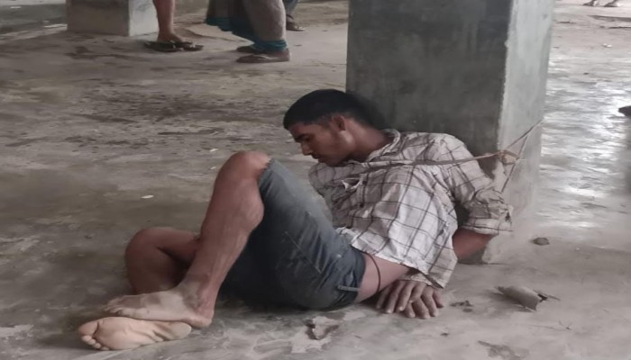 উল্লাপাড়ায় স্কুলের পিলারের সাথে বেঁধে এক কিশোরকে মারধরের অভিযোগ।