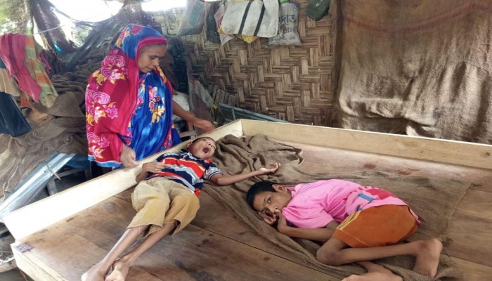 দুই প্রতিবন্ধী নিয়ে বৃদ্ধ বাবা-মায়ের মানবেতর জীবন।