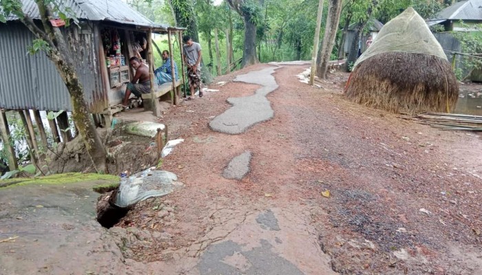 ব্রাহ্মণপাড়ায় গোপাল নগর - নাল্লা সড়কে ভোগান্তির শেষ নেই।