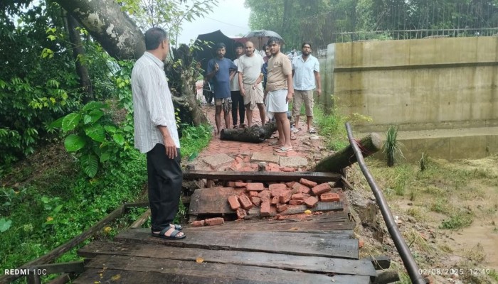 বোয়ালখালীতে বিকল্প কাঠের সেতুর ভেঙ্গে যোগাযোগ বিছিন্ন।​
