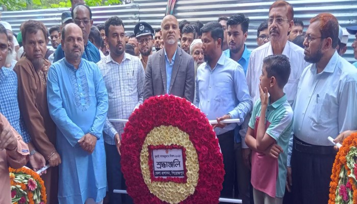 পিরোজপুরে জুলাই - আগস্টে ৫ শহীদের সমাধিতে পুষ্পস্তবক অর্পণ- দোয়া মুনাজাত।