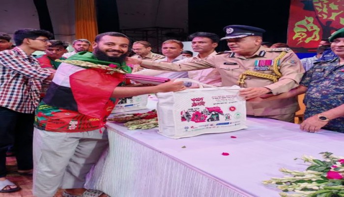 ‘কোটা নয়, চাই সম্মান’-জুলাই যোদ্ধাদের সংবর্ধনায় বানারীপাড়ার মাসুম।