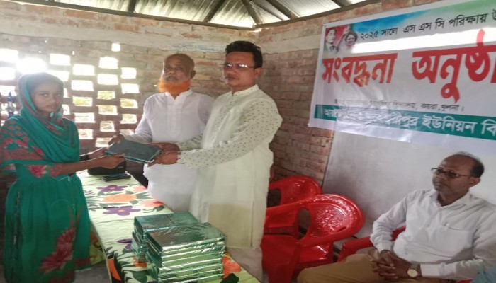 কয়রায় কৃতী শিক্ষার্থীদের সংর্ধনা প্রদান।