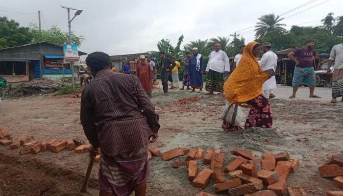 কয়রায় ভোগান্তির রাস্তা মেরামত করলেন ডাঃ জিন্নাত।