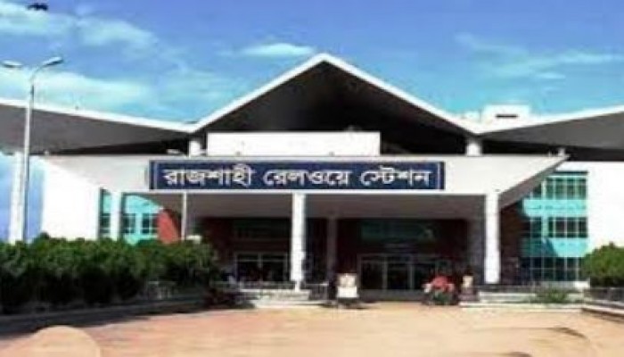রাজশাহীতে রেললাইন ভেঙে ট্রেন চলাচল বন্ধ।