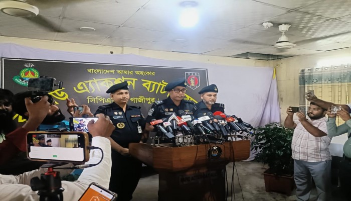 সাংবাদিককে কুপিয়ে হত্যার অন্যতম প্রধান আসামী স্বাধীনকে গ্রেফতার করেছে র‌্যাব।