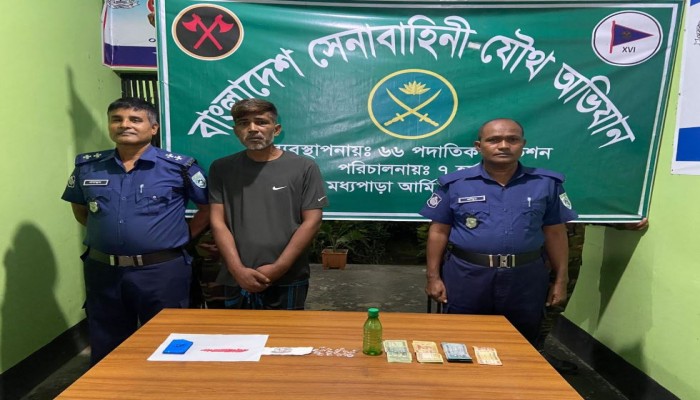 বিরামপুরে সেনাবাহিনীর অভিযানে মাদকদ্রব্য সহ মাদক ব‍্যবসায়ী আটক