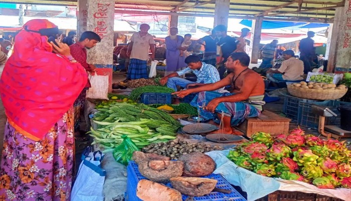কাউখালীতে সবজির দাম সাধারণ ক্রেতাদের নাগালে বাহিরে।
