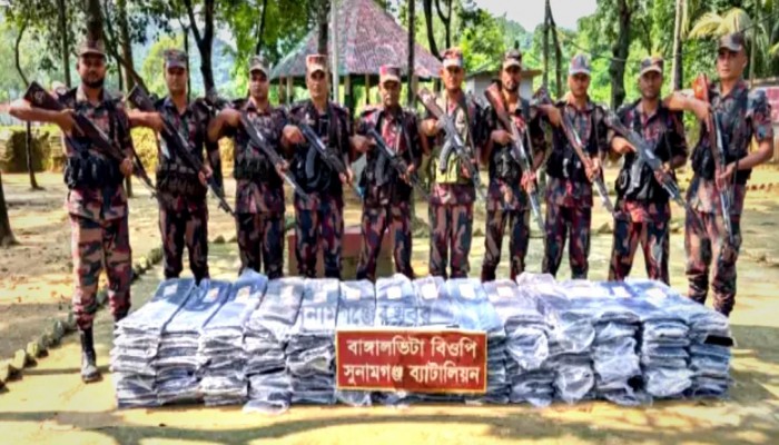 প্রায় পনের লক্ষ টাকার চোরাই কাপড় জব্দ