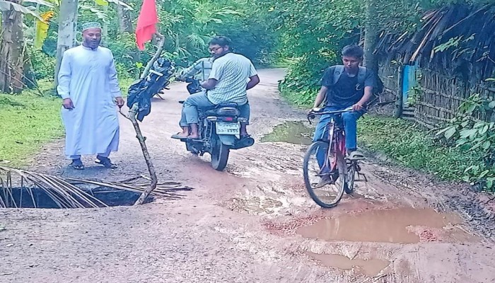 কাউখালীতে কেউন্দিয়া সড়কে খানাখন্দ/ভোগান্তি স্থানীয় জনগণের