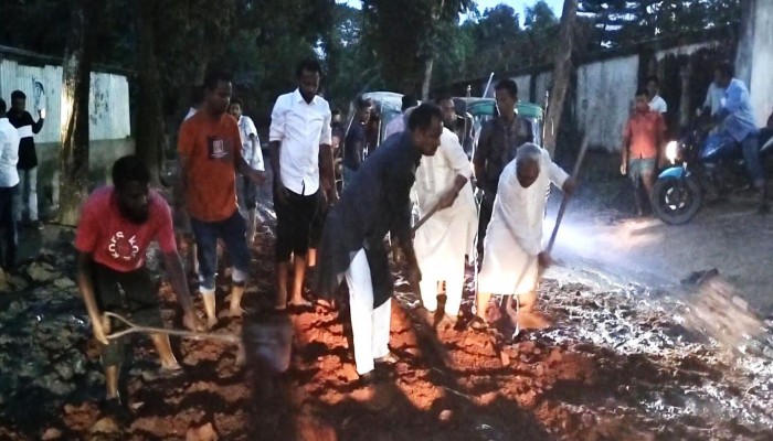 জনগণের দূর্ভোগ লাঘবে অন্ধকার রাতে সড়ক সংস্কার করে দিলো গৌরীপুর বিএনপি