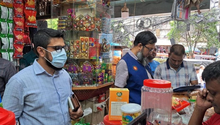 রাজশাহী নগরীর সাহেববাজারে অনুমোদনবিহীন বেকারিকে বিএসটিআই’র জরিমানা