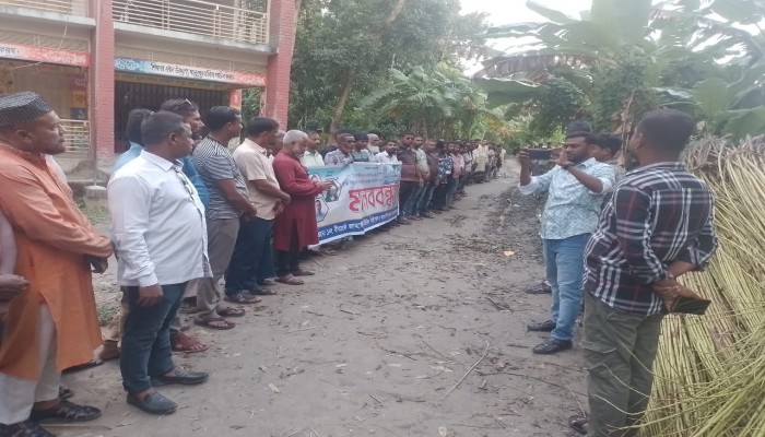 বাবুগঞ্জের জাহাঙ্গীরনগর ইউনিয়নের আঞ্চলিক সড়ক,পাকা করার দাবিতে মানববন্ধন