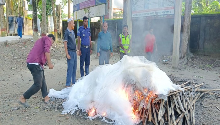 হিজলায় ৭০ হাজার টাকার নেট জাল ও খুঁটি জব্দ।