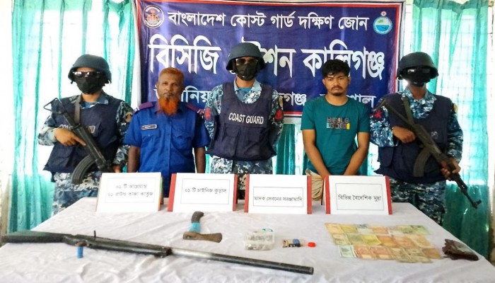 দেশীয় আগ্নেয়াস্ত্র ও বিদেশি মুদ্রাসহ ডাকাত আটক