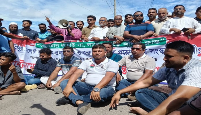 সড়ক সংস্কারের দাবিতে কুমিল্লা-সিলেট মহাসড়ক অবরোধ