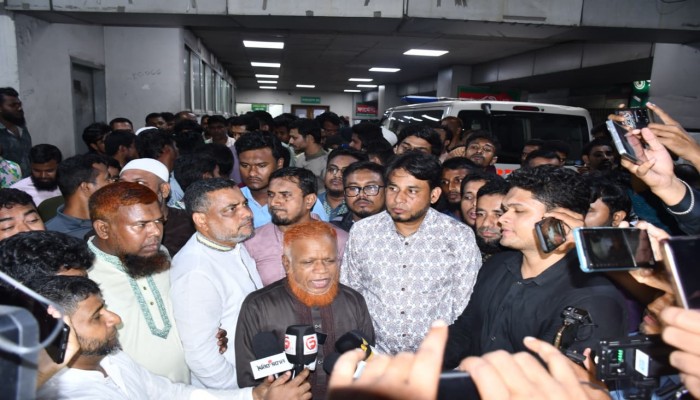গুরুতর আহত গণধিকার পরিষদের আহবায়ক নুরুল হক নূরকে দেখতে হাসপাতালে জামায়াত নেতৃবৃন্দ
