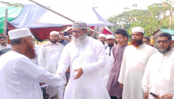 পিরোজপুর ২ আসনের জামাতের মনোনীত প্রার্থী শামীম সাঈদী ছাত্র-ছাত্রীদের সাথে কুশল বিনিময় করেন
