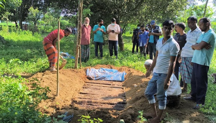 রাণীশংকৈলে মায়ের দায়ের করা মামলায় বছরদিন পর ৮ বছরের শিশুর লাশ কবর থেকে উত্তোলন