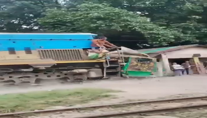 কালীগঞ্জে ট্রেনের ধাক্কায় অর্ধ কিলোমিটার টেনে নিল ইজিবাইক