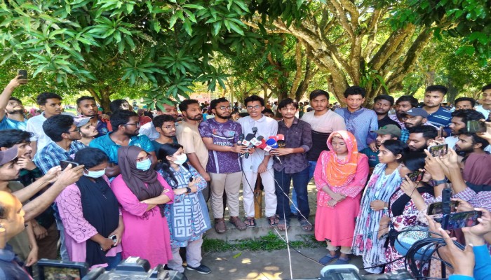 হল ছাড়ার নির্দেশনাকে প্রত্যাখ্যান করে ছয় দফা দাবি বাকৃবি শিক্ষার্থীদের