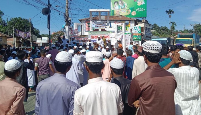 বদরগঞ্জে অবৈধ লটারী জুয়া বন্ধের দাবিতে ৬ ঘন্টা সড়ক অবরোধ।
