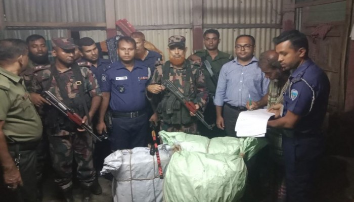 বুড়িচংয়ে টাস্কফোর্স অভিযানে ২ লাখ টাকার ভারতীয় পণ্য জব্দ
