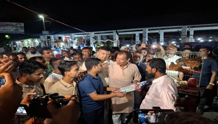 ভোলায় বিএনপির কেন্দ্রীয় নেতা হায়দার আলী লেলিন এর ৩১ দফার লিফলেট বিতরণ