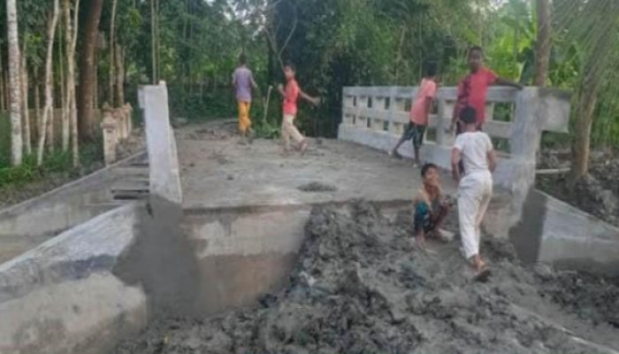 বরিশালে হস্তান্তরের আগেই ৪০ লাখ টাকার কালভার্ট ধ্বসের আশংকা
